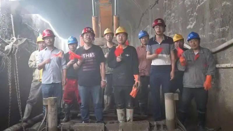 谢霆锋与周润发合影，被网友调侃是“直男式自拍”！男生自拍有什么小技巧？游戏画面